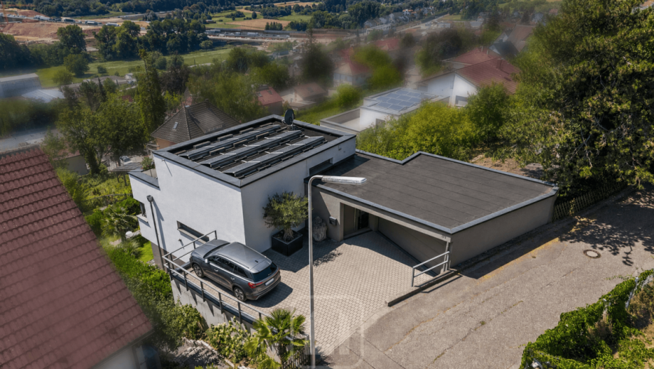 Flachdach mit PV-Anlage Einfamilienhaus Pforzheim