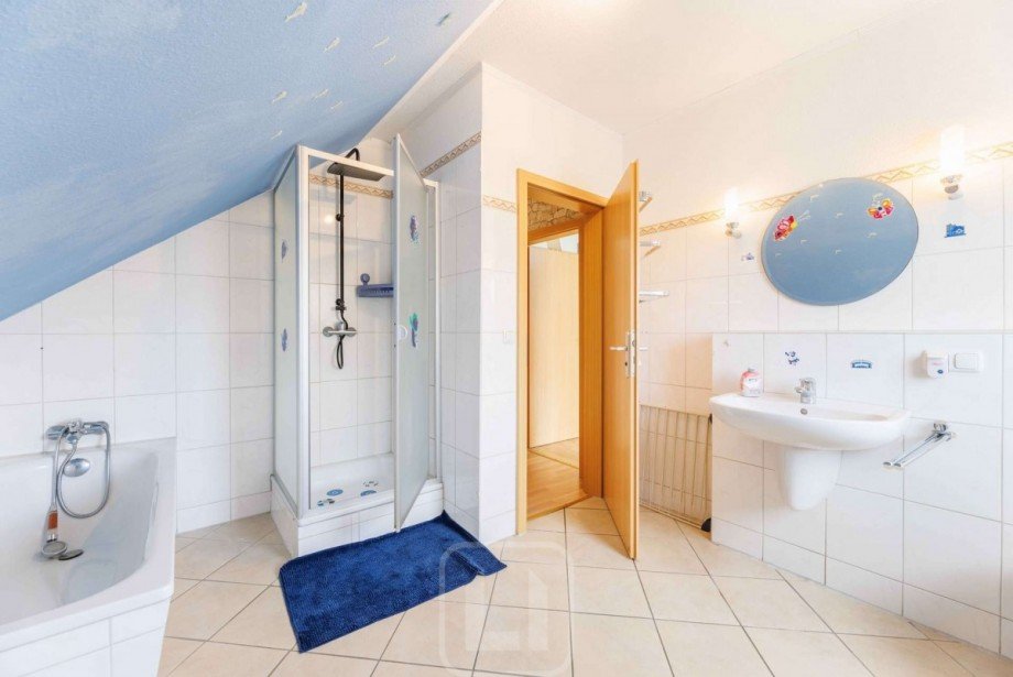 ...Dusche und Waschbecken Einfamilienhaus Neuweiler