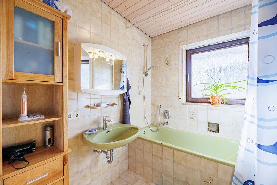 TGL-Bad mit Wanne und Waschbecken Mehrfamilienhaus Wildberg-Sch�nbronn