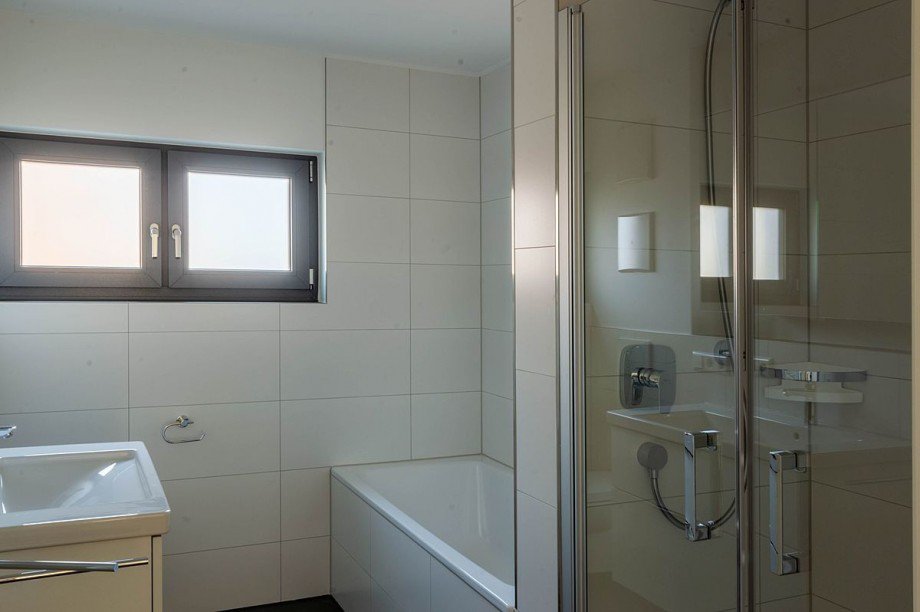 ...Badewanne und Dusche Erdgeschosswohnung Althengstett