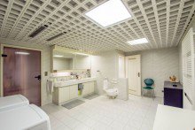 Ger�umiges Wohlf�hlbad mit... Wohnen wo andere Urlaub machen | Wohnhaus mit gro�em Garten in einmaliger Waldrandlage