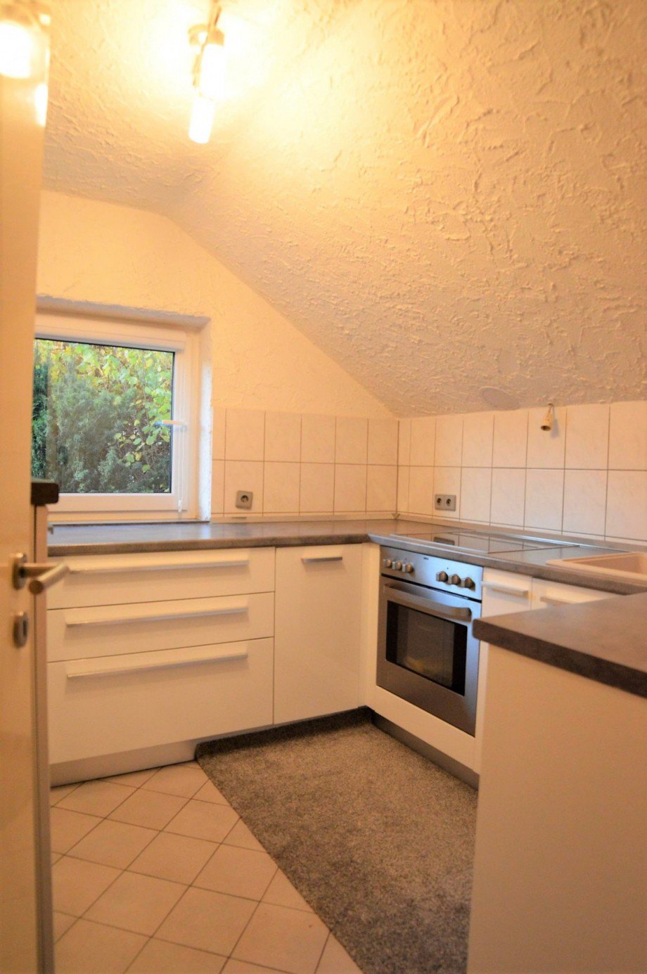 Moderne EBK im DG Mehrfamilienhaus Hirsau