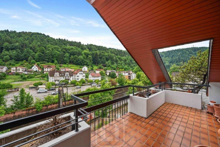 Ausblick Neuenb�rg Dachgeschosswohnung Stilvolle DG-Wohnung mit Galerie - Panorama auf die Enz | Garage | 116,30 m� Wohnfl�che