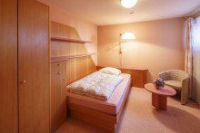 ...mit angrenzend. G�stezimmer Zweifamilienhaus mit sch�nem Grundst�ck | Sauna | Garten | Terrassen | Doppelgarage