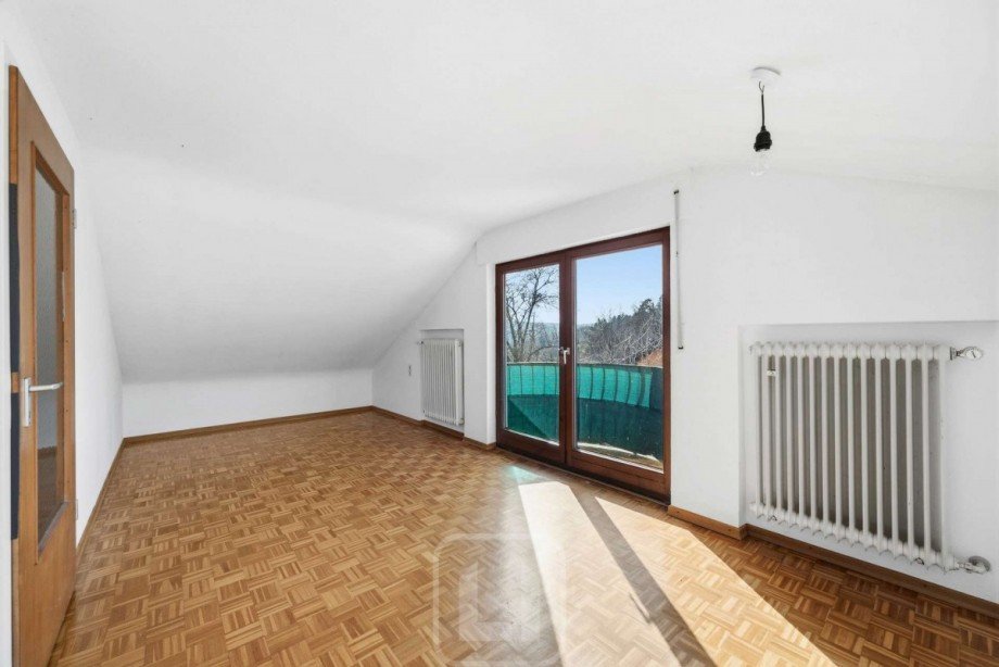 Wohnzimmer | Toller Parkett Zweifamilienhaus Altensteig