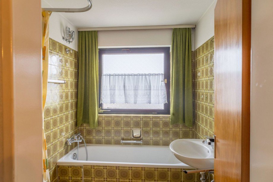 Badezimmer mit Wanne und Dusche Zweifamilienhaus Heimsheim