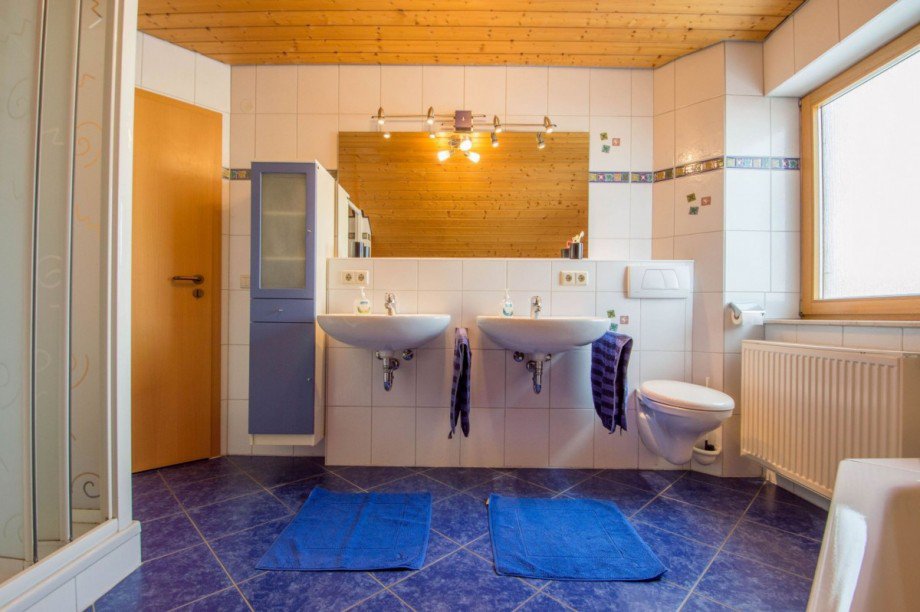 ...zwei Waschbecken Einfamilienhaus Calw