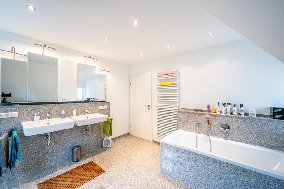 ...Wanne und zwei Waschbecken Einfamilienhaus Althengstett