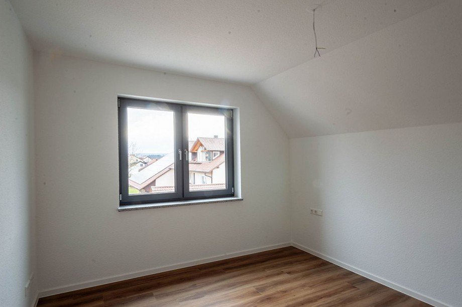 ...gro�em Fenster Dachgeschosswohnung Althengstett