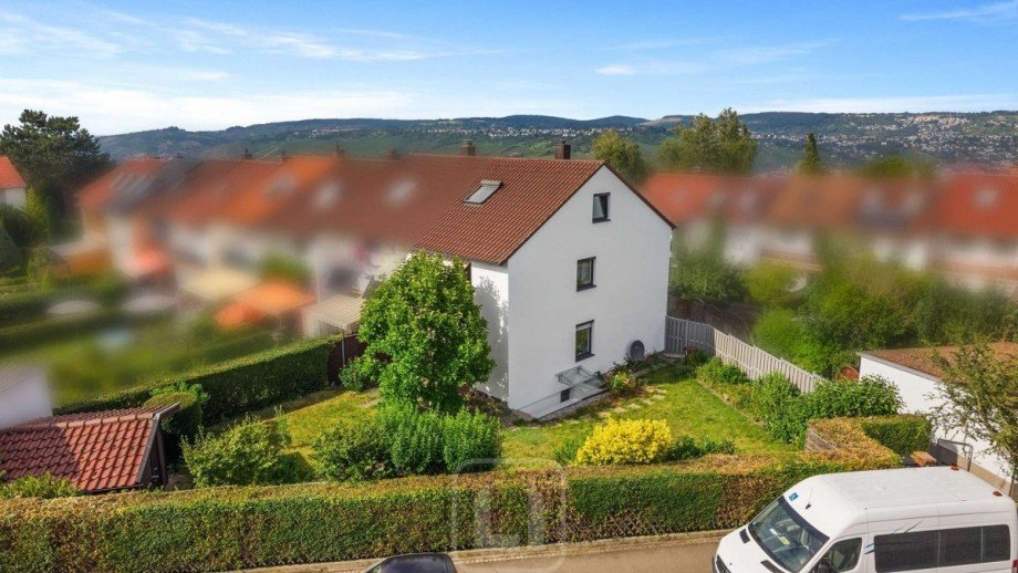 Seitliche Luftaufnahme Reihenendhaus Ostfildern