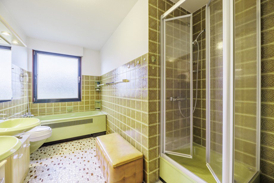 ...Badewanne und Dusche Einfamilienhaus Althengstett-Ottenbronn