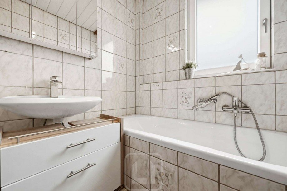 DG | Badezimmer mit Wanne Zweifamilienhaus Ebhausen