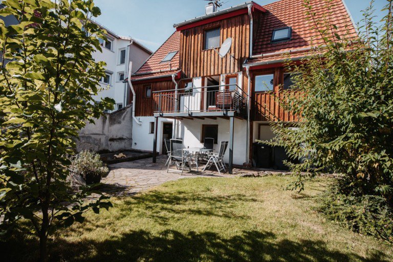 Blick vom Garten auf das Haus und die Terrasse Simmozheim Einfamilienhaus Kernsanierter und au�ergew�hnlicher Altbau im charmanten Ortskern von Simmozheim