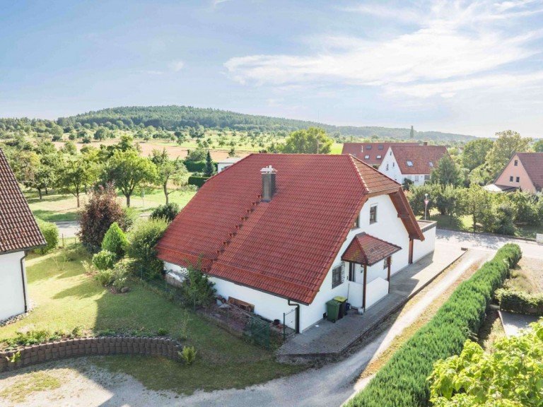 Willkommen im Nordschwarzwald Tiefenbronn Einfamilienhaus Eindrucksvolles Einfamilienhaus mit 196 m� Wohnfl�che | Kachel- u. Kaminofen | Garage | Garten