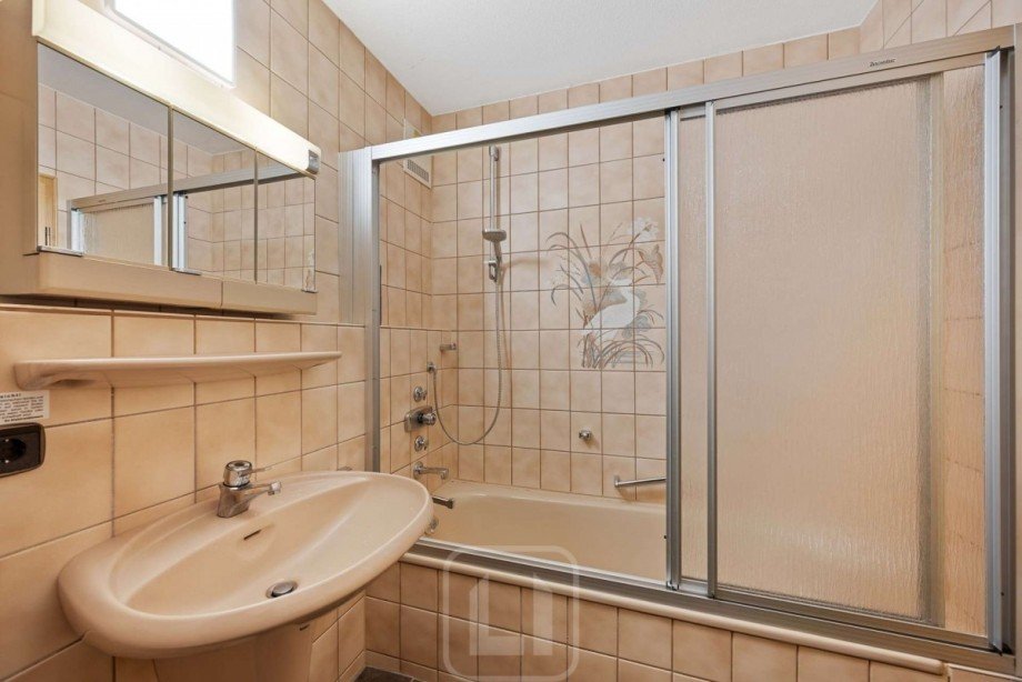 EG | Badezimmer | Wanne Mehrfamilienhaus Bad Wildbad