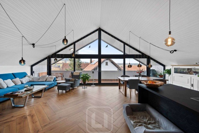 Ihr neues Traumzuhause Calw Dachgeschosswohnung Gro�z�gige 5-Zimmer-Wohnung mit exzellenter Raumaufteilung, Licht, Weite und Komfort | Stellplatz