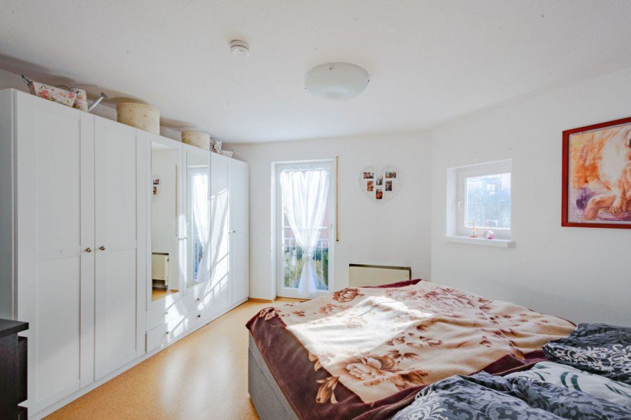 Schlafzimmer | Bodentiefes Fenster Etagenwohnung Aidlingen