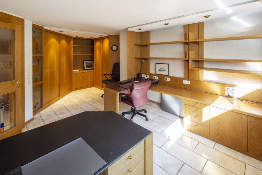 ...gro�em B�roraum Zweifamilienhaus Ostelsheim