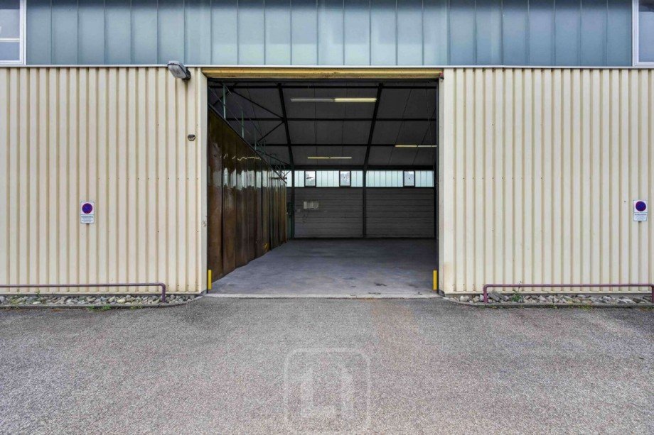 Gro�z�gige Zufahrtsm�glichkeit Lager Renningen
