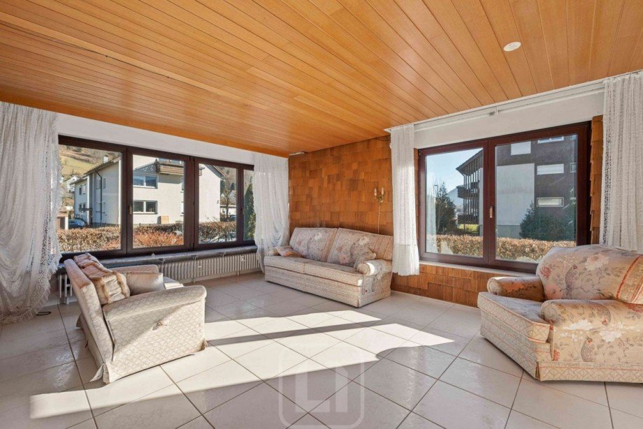 Lichtdurchflutetes Wohnzimmer Mehrfamilienhaus Bad Wildbad