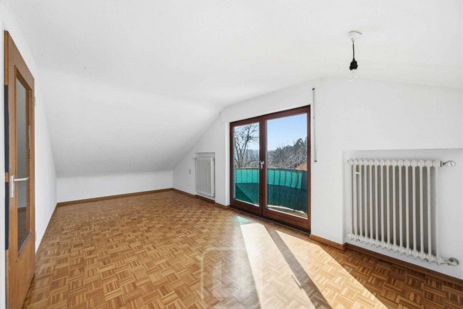 Wohnzimmer | Toller Parkett Zweifamilienhaus Altensteig