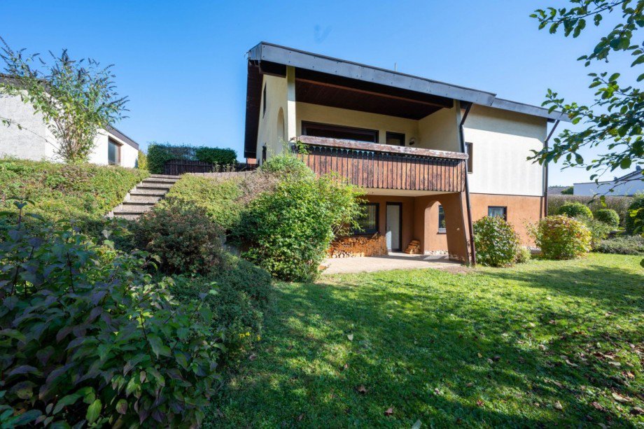 S�dwest-Ansicht | Befestigter Weg in den Gartenbereich Einfamilienhaus Ebhausen