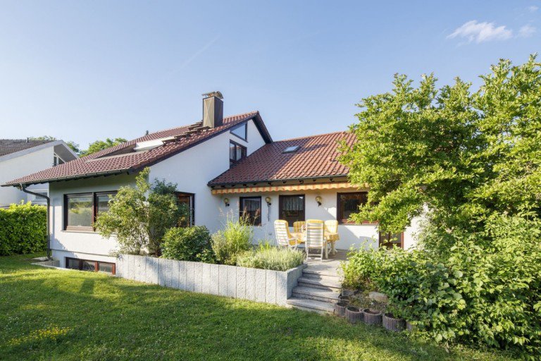 S�d-Ansicht Ostelsheim Zweifamilienhaus Zweifamilienhaus mit sch�nem Grundst�ck | Sauna | Garten | Terrassen | Doppelgarage
