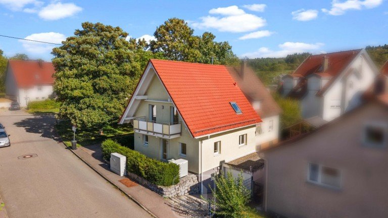 Hausansicht Heimsheim Doppelhaush�lfte Qualit�t, die man sp�rt: moderne Doppelhaush�lfte in Top-Zustand