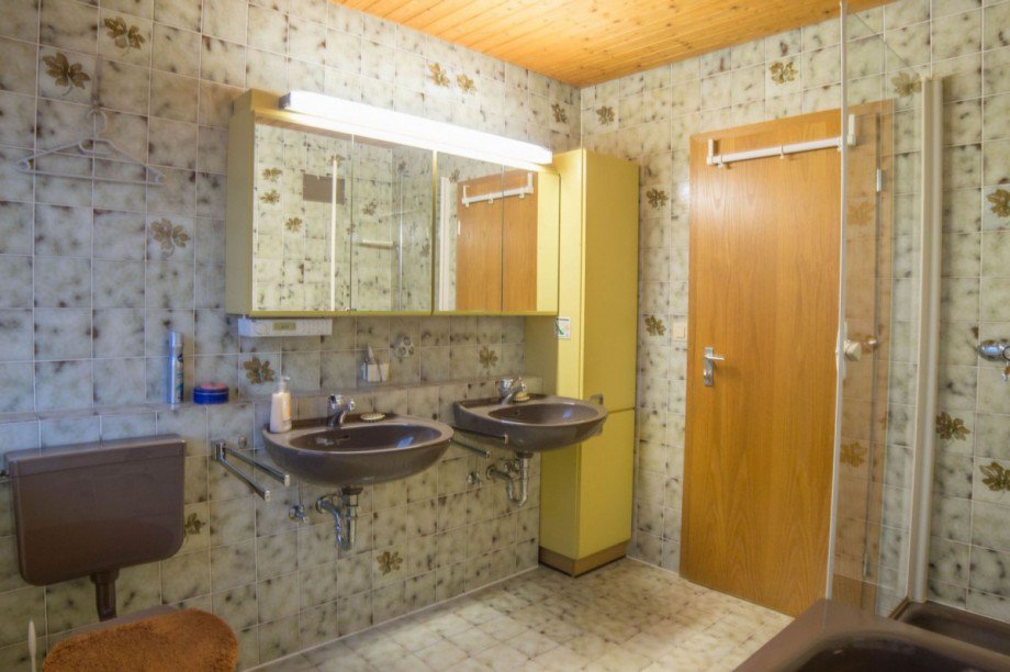 TGL-Bad mit Wanne und Dusche Zweifamilienhaus Althengstett