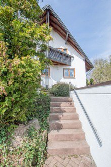 Treppenaufgang zum Wohnhaus Wohnhaus mit gro�em Garten in sch�ner Ortsrandlage | Einliegerwohnung | Doppelgarage