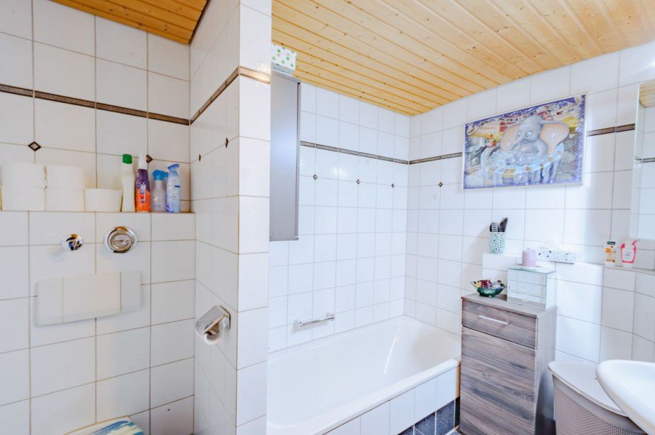Badezimmer mit Badewanne... Etagenwohnung Aidlingen