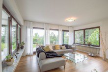 Lichtdurchflutetes Wohnzimmer Wohnen wo andere Urlaub machen | Wohnhaus mit gro�em Garten in einmaliger Waldrandlage