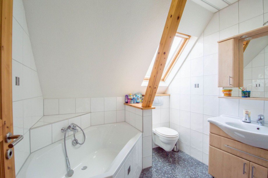 Tageslichtbad mit Eckwanne... Einfamilienhaus Wildberg Effringen