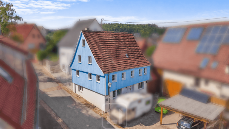 Hausansicht Ostelsheim Einfamilienhaus Viel Platz f�r die Familie | 3 Etagen | 7 Zimmer | 3 B�der | Inklusive gegen�berliegendem Grundst�ck