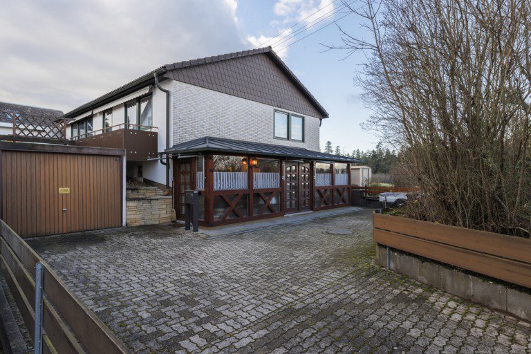 Ostansicht | Hofeinfahrt Althengstett-Ottenbronn Einfamilienhaus Wohnhaus in idyllischer Feldrandlage | In einer Sackgasse gelegen | Einzelgarage
