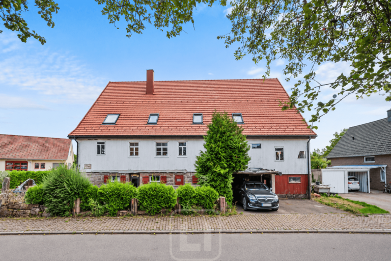 Au�enansicht Simmersfeld Bauernhaus Wo Geschichte weiterlebt | Bauernhaus mit Scheune & �ber 200 m� Wohnpotenzial | PV-Anlage mit 20 kWp