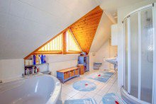 ...Zugang zum TGL-Bad mit... Wohnhaus mit gro�em Garten in sch�ner Ortsrandlage | Einliegerwohnung | Doppelgarage