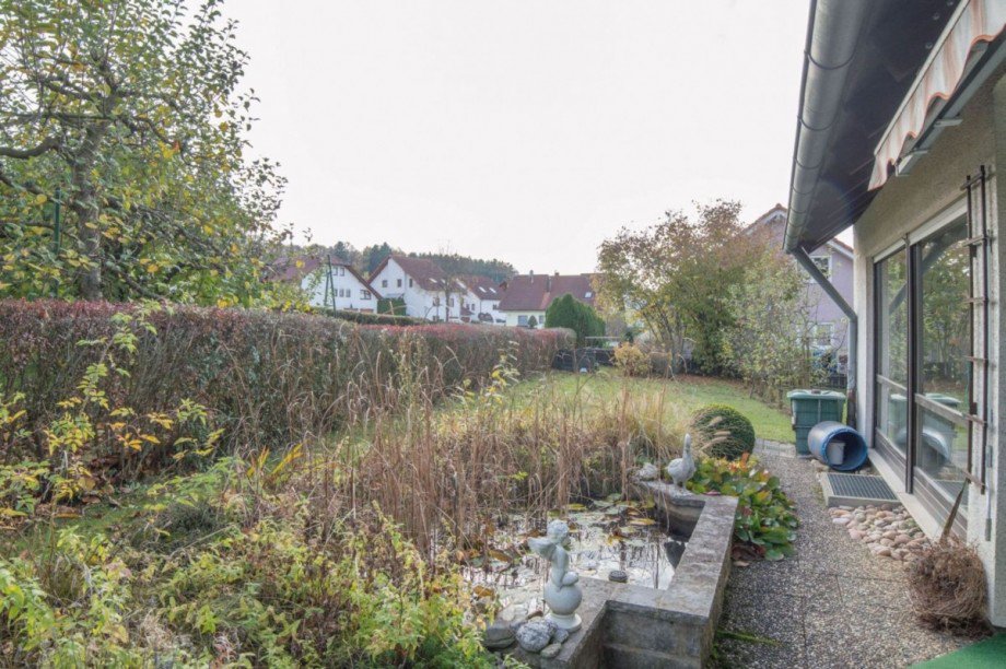 ...zur S�d-Terrasse mit Teich Zweifamilienhaus Althengstett