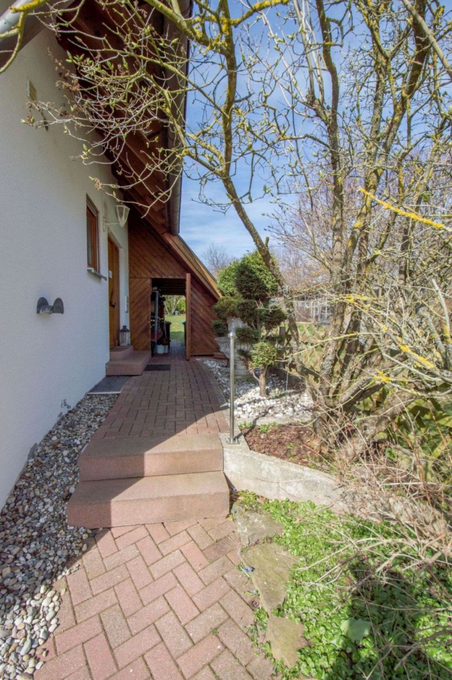 Weg zum Hauseingang und Garten Einfamilienhaus Sch�mberg
