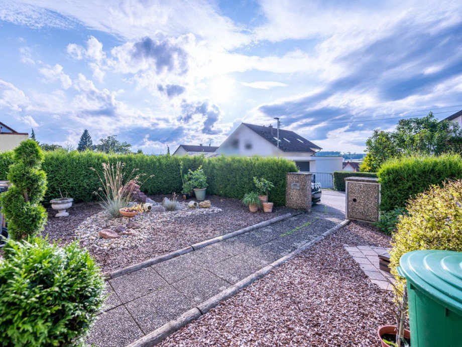 Zugang Haus | Vorgarten Zweifamilienhaus Althengstett