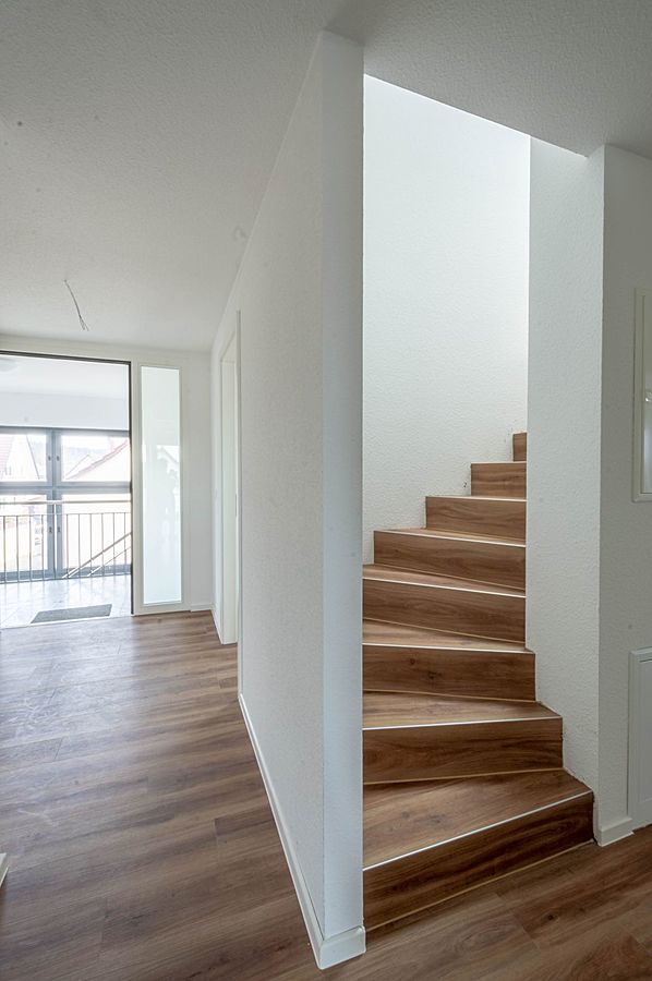 Treppe ins zweite Geschoss Maisonettewohnung Althengstett