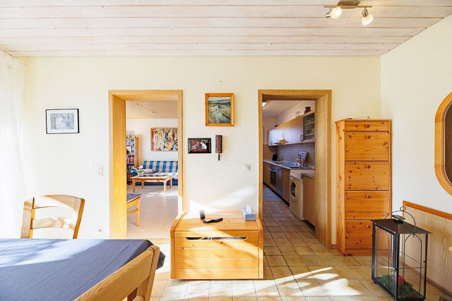 Blick ins Wohnzimmer und K�che Mehrfamilienhaus Wildberg-Sch�nbronn