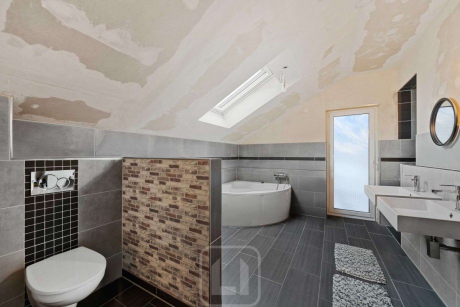 Tageslichtbad | Eckbadewanne | WC Einfamilienhaus Oberreichenbach