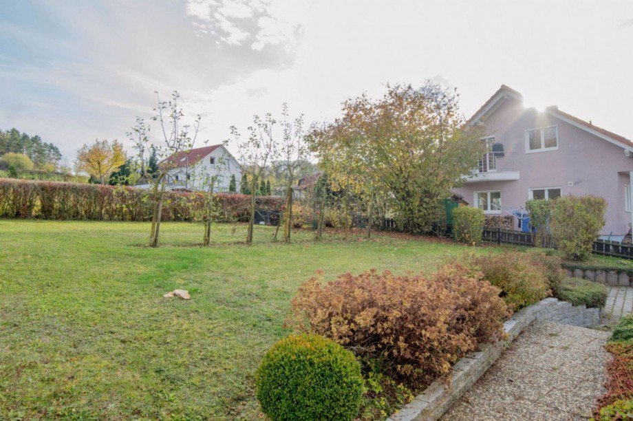 ...mit sch�nem Garten... Zweifamilienhaus Althengstett