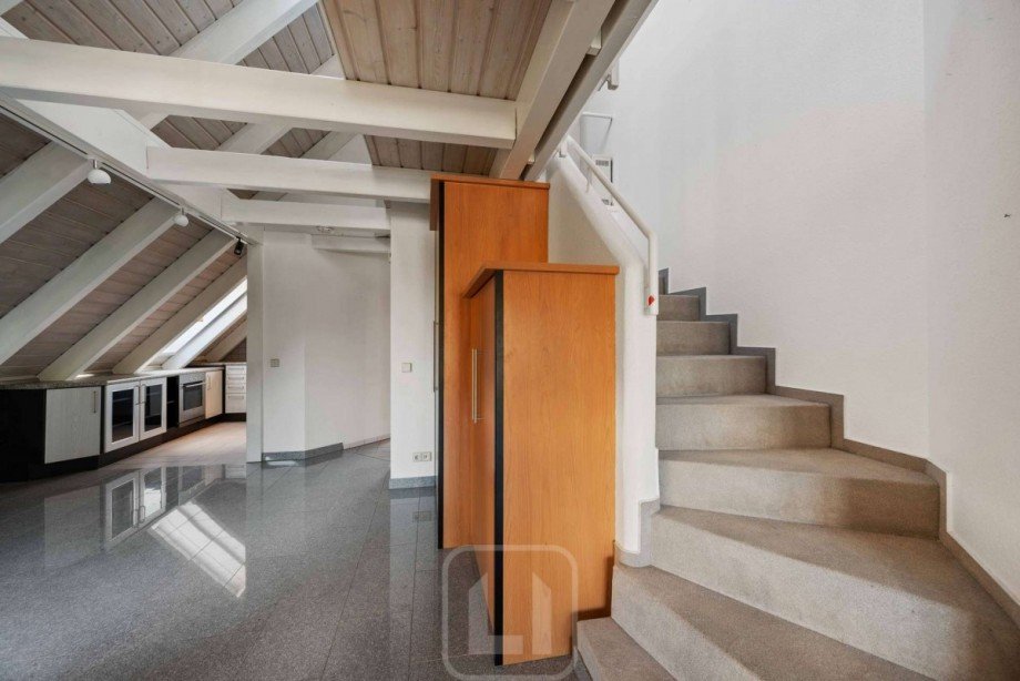 Treppenaufgang Spitzboden Maisonettewohnung Renningen