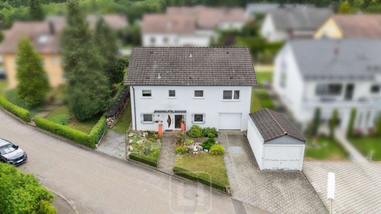 Hausansicht Wiernsheim Einfamilienhaus Gro�z�giges Einfamilienhaus | 205 m� WoFl. | Traumgarten & Terrasse | 2 Garagen