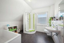 Tageslicht-Badezimmer | Dusche Niedrigenergiehaus | Photovoltaikanlage | naturnahe Lage | Calw-Wimberg