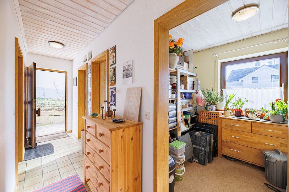 Eingangsbereich Blick in den Abstellraum Mehrfamilienhaus Wildberg-Sch�nbronn