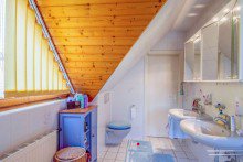 ...zwei Waschbecken und WC Wohnhaus mit gro�em Garten in sch�ner Ortsrandlage | Einliegerwohnung | Doppelgarage