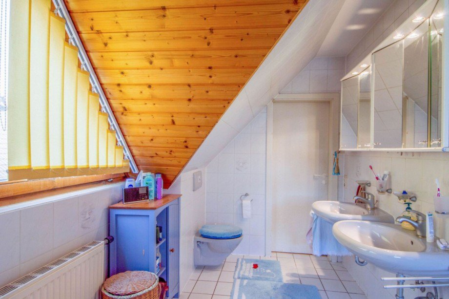 ...zwei Waschbecken und WC Einfamilienhaus Sch�mberg